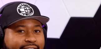 リル・ダークの逮捕に驚愕するDJアカデミクス、生配信で倒れる MILLION DOLLAZ WORTH OF GAME, CC BY 3.0 , via Wikimedia Commons