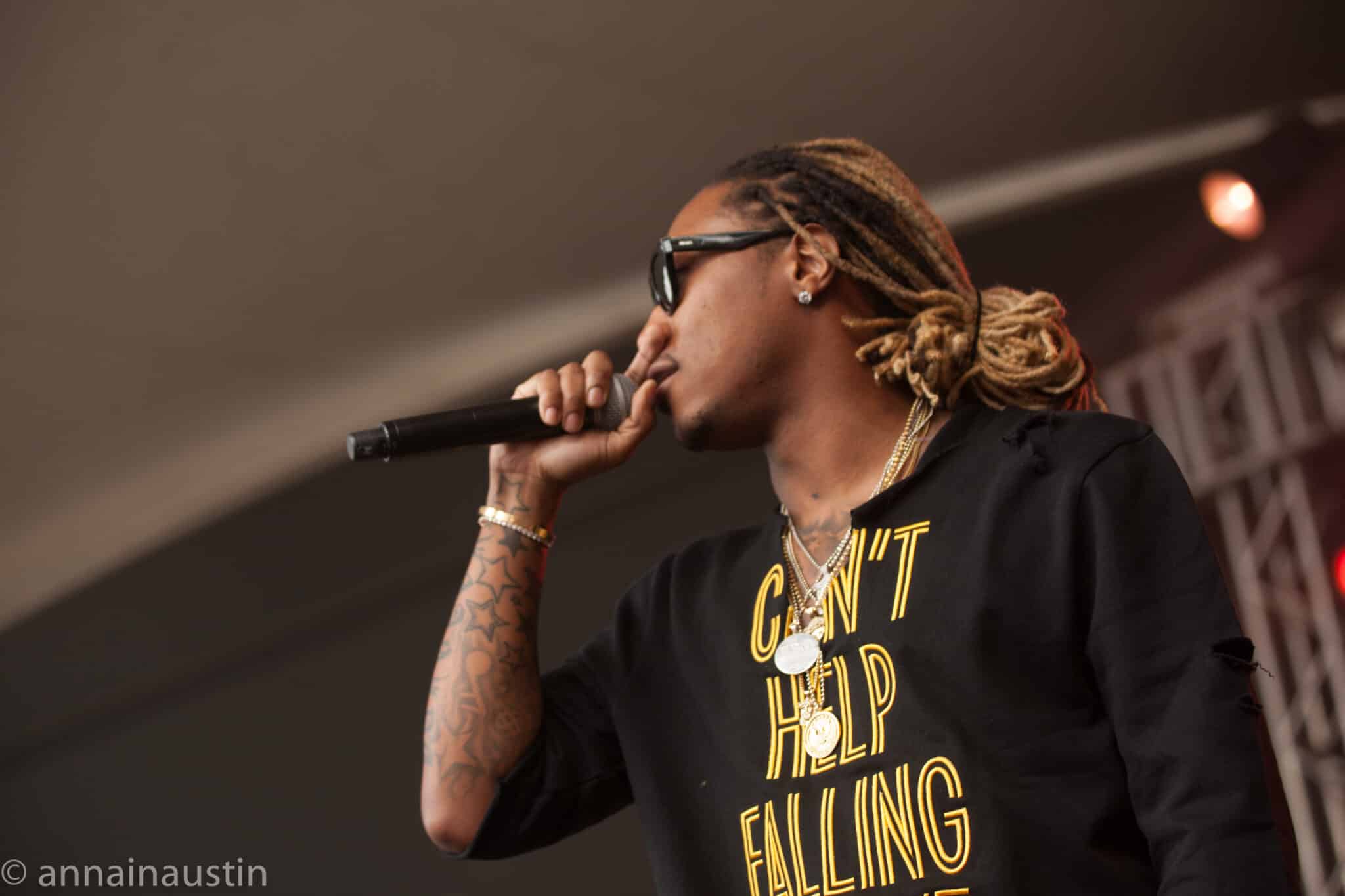 Future、ルイ・ヴィトンにとって「かけがえのない存在」と称賛され、公式に『フレンド・オブ・ザ・ハウス』に任命される ラッパーFutureのライブ