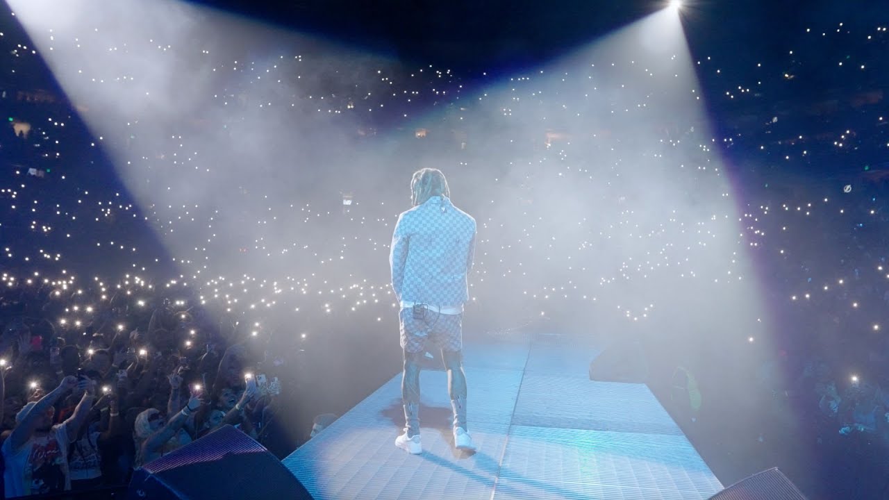 ラッパーリル・ダーク、シカゴ郊外で2つの「市民栄誉」を授与され議論の的に