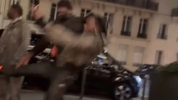 オフセットとガゾが乱闘、撮影費用を巡る口論が発端か:蹴り倒すOffset This image from Instagram, shared by The Shade Room. It depicts a scene from the recent incident involving Offset and French rapper Gazo, where both their crews engaged in a confrontation. This content is used in compliance with AdSense policies, providing context to the public incident documented on social media.