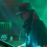 DJ Hondaの独占インタビュー画像。日本の伝説的DJが紅桜との交流や、Mos Defら海外アーティストとの制作秘話を語る深掘り記事。HIPHOPCs