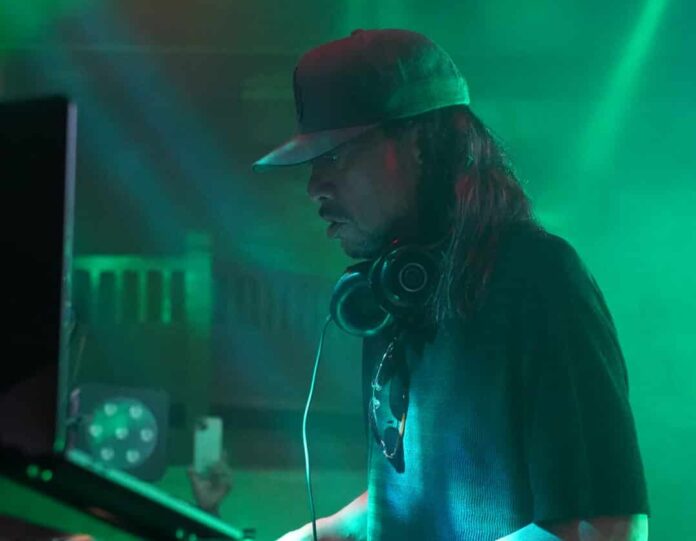 DJ Hondaの独占インタビュー画像。日本の伝説的DJが紅桜との交流や、Mos Defら海外アーティストとの制作秘話を語る深掘り記事。HIPHOPCs