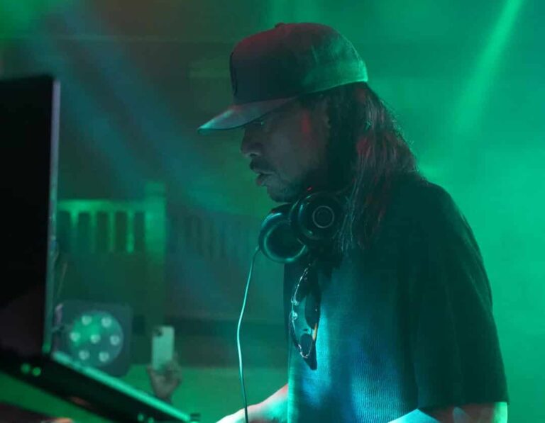 DJ Hondaの独占インタビュー画像。日本の伝説的DJが紅桜との交流や、Mos Defら海外アーティストとの制作秘話を語る深掘り記事。HIPHOPCs