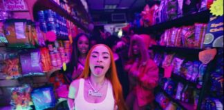 ラッパーのアイススパイスが母との自撮りが大バズ、美貌は遺伝?ー「Y2Kスタイルで育ったの」