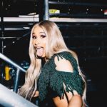 Cardi BとNicki Minajが別々のステージでマイクを握る姿。二人の女王の異なる哲学を象徴する構図。
