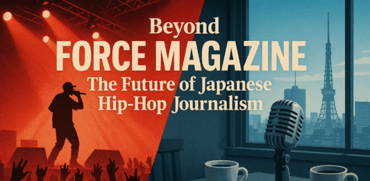 Split-screen editorial illustration comparing FORCE MAGAZINE and HIPHOPCs journalism approaches. Left shows red concert stage with performer silhouette, right shows blue Tokyo cityscape with journalist workspace and vintage microphone