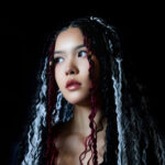 Rapstar 2025で話題をさらった19歳ラッパー Alif Wolfのインタビュー写真。痛みを音に変え、HIPHOPに生かされる彼女の姿を象徴する一枚。