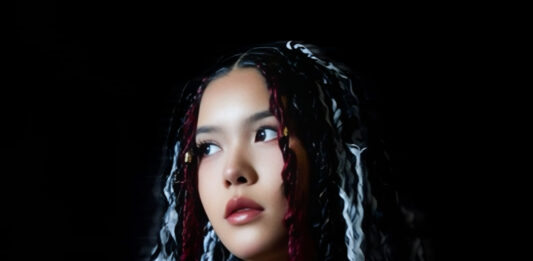 Rapstar 2025で話題をさらった19歳ラッパー Alif Wolfのインタビュー写真。痛みを音に変え、HIPHOPに生かされる彼女の姿を象徴する一枚。