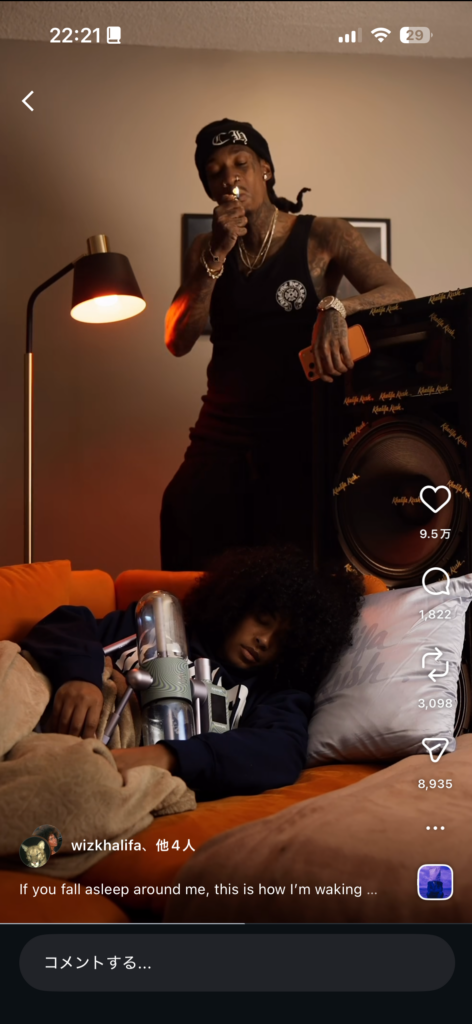 Wiz Khalifaが煙草のようなものを口にくわえながらパフォーマンスしている様子を写した写真。ルーマニアでの大麻所持をめぐる禁錮9カ月判決とヒップホップと「大麻×法」のギャップを扱うニュース記事用アイキャッチ画像