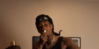 Wiz Khalifa ルーマニア禁錮9カ月判決──日本の舐達麻・¥ellow Bucksから読む「ヒップホップと大麻×法」 Wiz Khalifaが煙草のようなものを口にくわえながらパフォーマンスしている様子を写した写真。ルーマニアでの大麻所持をめぐる禁錮9カ月判決とヒップホップと「大麻×法」のギャップを扱うニュース記事用アイキャッチ画像