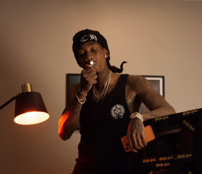 Wiz Khalifaが煙草のようなものを口にくわえながらパフォーマンスしている様子を写した写真。ルーマニアでの大麻所持をめぐる禁錮9カ月判決とヒップホップと「大麻×法」のギャップを扱うニュース記事用アイキャッチ画像