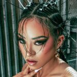 【HIPHOPCs独占インタビュー】現LAの大門弥生が4SHOOTERSへ|ICE SPICE,Sexyy Redと同列に立てた理由と今後 Daimon Yayoi close-up portrait with spiked hair styling and bold eye makeup during a 4SHOOTERS shoot.