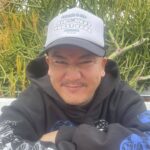 DJ2highがLAメルローズ・アベニューのMarathon Burger前に立つ──Nipsey Hussle遺志を継ぐバーガーショップ、Biggie銃撃現場、Death Row Recordsオフィス跡を巡るヒップホップ聖地ツアーの案内人