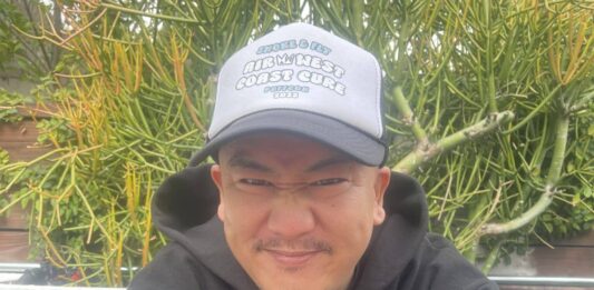 DJ2highがLAメルローズ・アベニューのMarathon Burger前に立つ──Nipsey Hussle遺志を継ぐバーガーショップ、Biggie銃撃現場、Death Row Recordsオフィス跡を巡るヒップホップ聖地ツアーの案内人