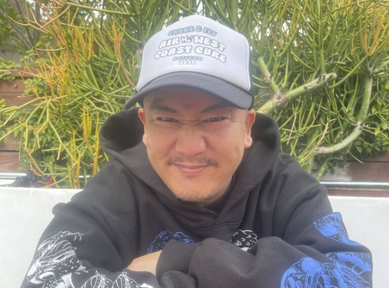 DJ2highがLAメルローズ・アベニューのMarathon Burger前に立つ──Nipsey Hussle遺志を継ぐバーガーショップ、Biggie銃撃現場、Death Row Recordsオフィス跡を巡るヒップホップ聖地ツアーの案内人