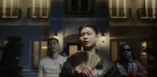 【MV解析】Watson「Koshy Freestyle ft. DADA & C.O.S.A.」── 失恋を経て武道館へ。Soul Quake 3から放たれた”覚醒”の一撃 札束を手にするWatsonを中心に、DADAとCosaが背後に並ぶ。夜の屋敷を舞台にした日本ヒップホップシーンの象徴的なワンシーン