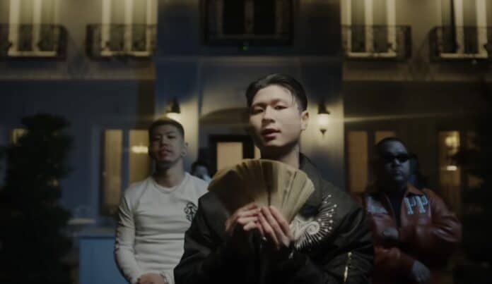 札束を手にするWatsonを中心に、DADAとCosaが背後に並ぶ。夜の屋敷を舞台にした日本ヒップホップシーンの象徴的なワンシーン