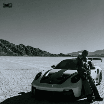 Lil Tjay 新アルバム They Just Ain't You ジャケット – 荒野に停まるスポーツカーの前に立つLil Tjayのモノクロ写真