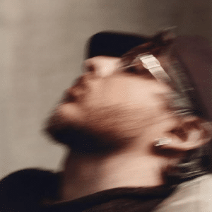 Jack Harlow 4thアルバム MONICA ジャケット – 目を閉じてサングラスをかけたJack Harlowのブレたポートレート写真