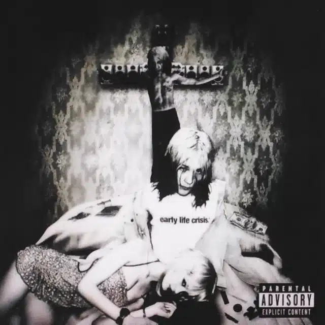 Nettspend 新アルバム EARLY LIFE CRISIS ジャケット – ダークなトーンの中、座り込むNettspendの姿と early life crisis の文字