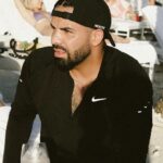 DrakeがオンラインカジノStakeで異常な勝率を記録している疑惑、Bloomberg Businessweekの調査結果と集団訴訟を伝えるニュース記事イメージ