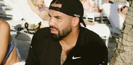 DrakeがオンラインカジノStakeで異常な勝率を記録している疑惑、Bloomberg Businessweekの調査結果と集団訴訟を伝えるニュース記事イメージ
