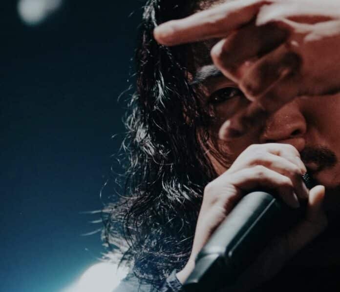 R-指定について、怨念JAPの引退とともに報道する ヒップホップニュースのR指定イメージ画像。