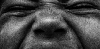 Ye『BULLY』は何を取り戻そうとしているのか──東京、謝罪、AI撤回の先にあるもの Ye『BULLY』アルバムカバー──森山大道が撮影したモノクロ写真。黒く処理された前歯を見せて笑う人物のクローズアップ