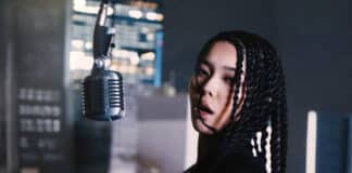【HIPHOPCs独占インタビュー】Alif Wolf “What Did You Say?” 14万再生の裏側と、ペイン系を越えた狼 日本語ラップシーンの新鋭フィメールラッパーAlif Wolfのポートレート。03- Performance公開楽曲"What Did You Say?"のHIPHOPCs独占インタビュー(2026年4月)アー写。
