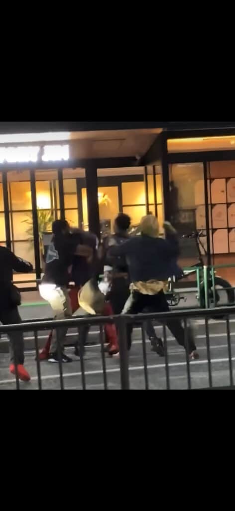 2026年4月11日夜、東京・渋谷の路上で揉み合うラッパーらの姿。Instagramで拡散している動画の一場面