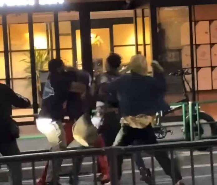 2026年4月11日夜、東京・渋谷の路上で揉み合うラッパーらの姿。Instagramで拡散している動画の一場面