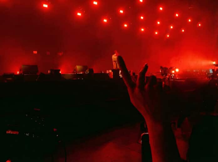 POP YOURS 2026の現場写真。幕張メッセで行われた日本語ラップフェスの熱気と観客の高揚感を捉えたライブレポート用アイキャッチ