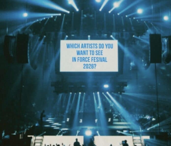 FORCE MagazineがInstagramで公開した「Which artists do you want to see in FORCE Festival 2026?」の告知画像。青い照明のステージ上に、FORCE Festival 2026で見たいアーティストを問いかける英語テキストが表示されている。