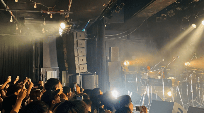 ULTRA-VYBE 40周年記念イベント「FORTH FROM FORTY」の文脈を象徴する、恵比寿LIQUIDROOM周辺で撮影された現地ビジュアル。レコードで形作られた40の数字と会場外観が、インディペンデント音楽の40年を表現している。