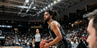 J. Cole、41歳で中国プロバスケデビュー──CBA南京で0得点8分間、足元には4年かけた自作シューズ「Indie 5000」 CBA南京Monkey Kingsの緑のユニフォームを着たJ. Cole(41歳)が、中国バスケットボールアリーナのセンターコートに立つ姿。足元は自作シューズIndie 5000。CBAデビュー戦(2026年4月11日対広州Loong Lions)を象徴する一枚