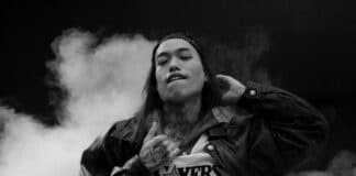 【HIPHOPCs独占インタビュー】Kenayeboi、「延期になって良かった」の真意とは?東京、大阪から福岡まで各地を「横乗り」で駆け抜けるKenayeboiの次なる動き、溢れ出る魅力について徹底解剖 神戸出身のラッパーKenayeboiが、スケートカルチャーとDirty Kansaiの感覚を背景に、東西のヒップホップシーンを横断する姿を捉えたインタビュー用アイキャッチ