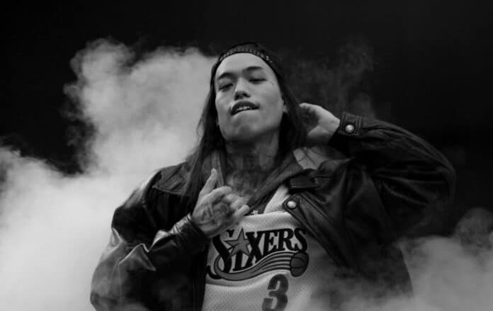 神戸出身のラッパーKenayeboiが、スケートカルチャーとDirty Kansaiの感覚を背景に、東西のヒップホップシーンを横断する姿を捉えたインタビュー用アイキャッチ