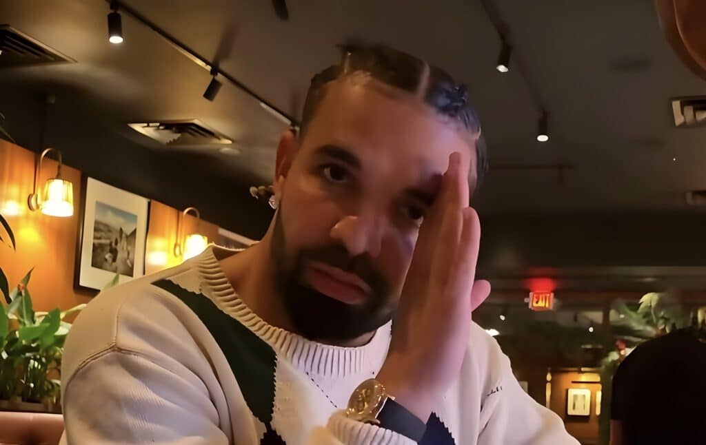 Drakeが室内で手を顔に添えている写真。『ICEMAN』リリース後の数字と物語の主導権をめぐる記事のアイキャッチ