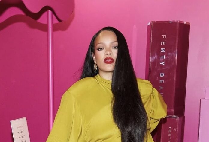 RihannaがA$AP Rockyのツアーを応援するTikTok動画を見せる様子