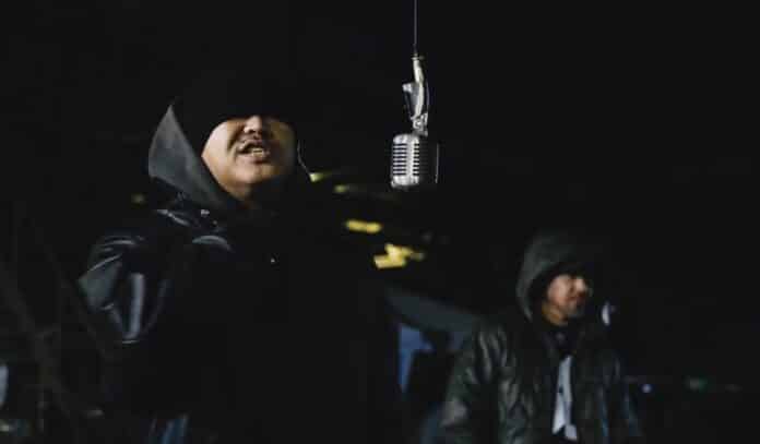 NITRO MICROPHONE UNDERGROUNDのXBSがTBS「news23」に出演し、保育園長としても活動する姿から日本語ラップ30年の時間を象徴するビジュアル