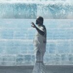 氷の壁の前に立つDrake。アルバム『ICEMAN』のチャート記録を扱う記事のアイキャッチ