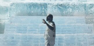 Drake『ICEMAN』18曲全曲が3週連続Hot 100入り。Kendrick『GNX』と並んだ記録は「勝利」を意味する? 氷の壁の前に立つDrake。アルバム『ICEMAN』のチャート記録を扱う記事のアイキャッチ