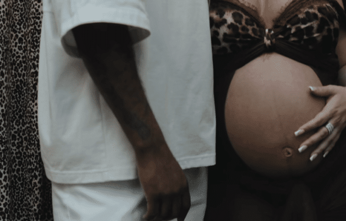 妊娠中のLatto（ラトー）と21 Savage（21サヴェージ）の姿が映る、Instagramに2026年5月18日公開された出産報告ドキュメンタリー風リールの一場面