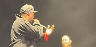 Wu-Tang Clan、29年ぶり日本公演は7人!AWICHがRZAの言葉を日本語に変えた夜 Kアリーナ横浜のステージ上で、RZAの隣に立つAWICHがマイクを持ち、英語MCを日本語に通訳する場面。Wu-Tang Clanの29年ぶり日本公演で、最後の邂逅と新しい共作の始まりを象徴した一幕。