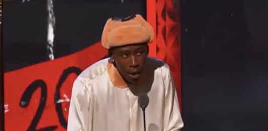 ステージ上でスピーチするTyler, The Creator。AI時代のデータセンター、水、電力、環境レイシズムを論じる記事のアイキャッチ