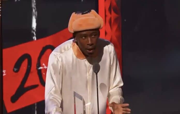 ステージ上でスピーチするTyler, The Creator。AI時代のデータセンター、水、電力、環境レイシズムを論じる記事のアイキャッチ