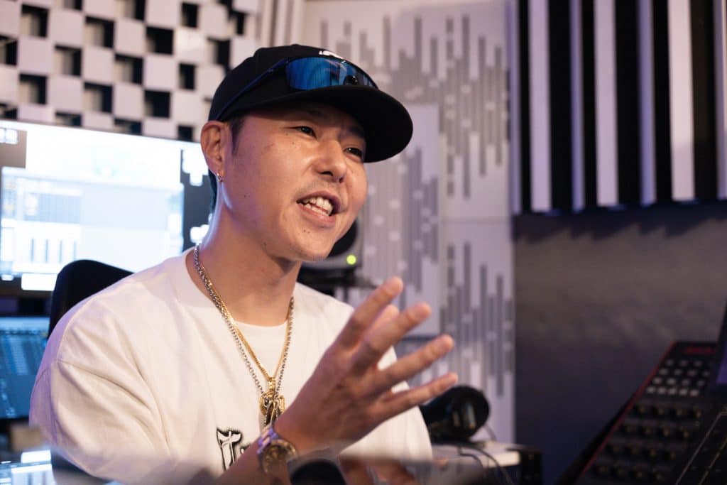 スタジオで言葉を選びながら語るCHEHON