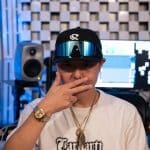 スタジオ正面で考え込むCHEHON