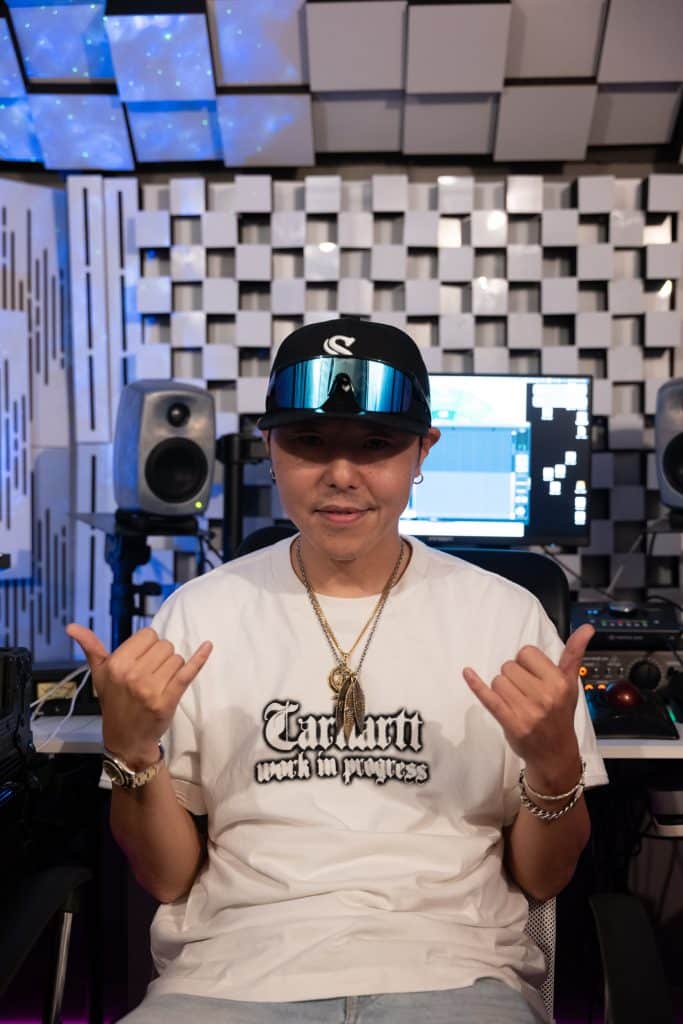 スタジオで正面を向くCHEHON