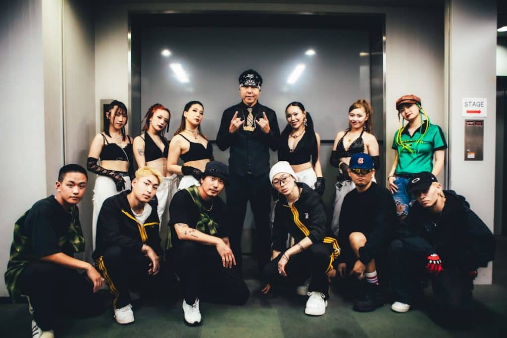なんばHatch大阪公演のバックステージで、出演者やダンサーと並ぶCHEHON